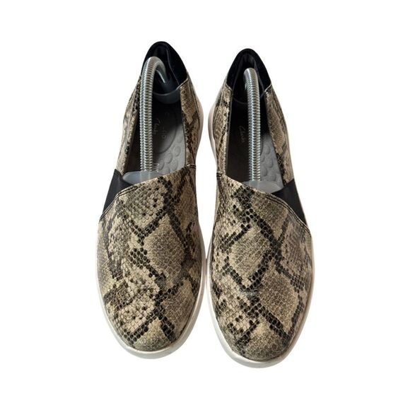 CLARKS SLIP ON CASUAL LOAFER. SNAKESKIN BEIGE - Picture 3 of 10